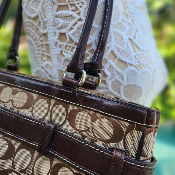 Fall Coach Bag! Beautiful Coach Monogram Shoulder bag in EUC - Picture 4 of 9